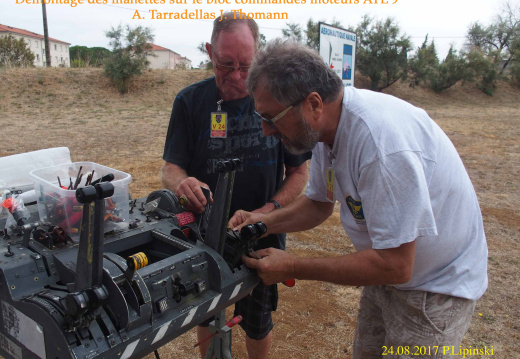 2017 08 24 CHAN-PL ATL31 P8243616 TxL A. Tarradellas J. Thomann  demontage manettes sur le bloc commandes moteur ATL 9