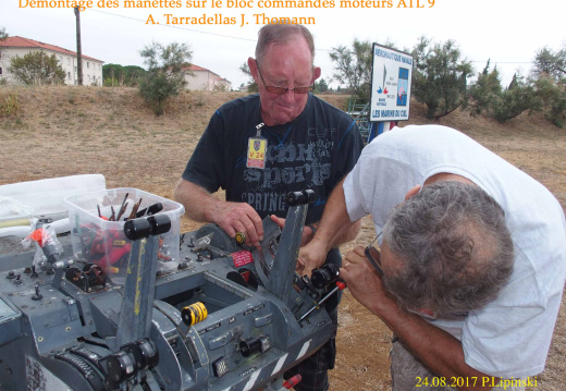 2017 08 24 CHAN-PL ATL31 P8243617 TxL  A. Tarradellas J. Thomann  demontage manettes sur le bloc commandes moteur ATL 9