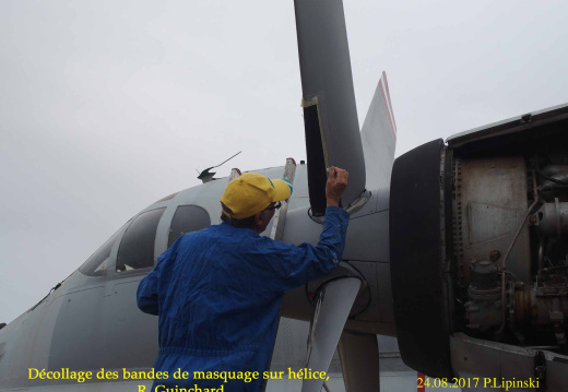 2017 08 24 CHAN-PL ATL31 P8243618 TxL  Decollage bandes de masquage sur helice  R. Guinchard