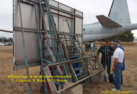 2017 08 24 CHAN-PL ATL31 P8243622 TxL  Le tas de pieces echafaudage demonte  P. Clement  G