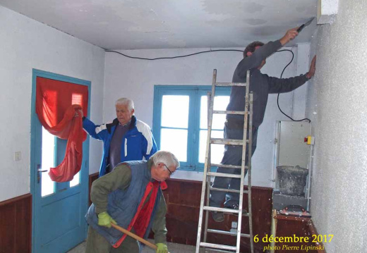 2017 12 06 CHAN-PL 5451 Courbessac  Preparation salle CHAN  Gerard Czapnick  Jean Claude Guerin  Jacky Lerolland  r