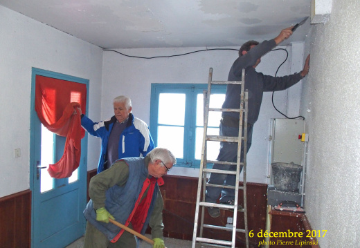 2017 12 06 CHAN-PL 5451 Courbessac  Preparation salle CHAN  Gerard Czapnick  Jean Claude Guerin  Jacky Lerolland 