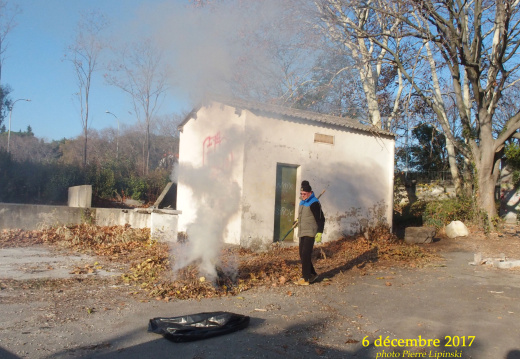 2017 12 06 CHAN-PL 5456 Courbessac  elimination dechets verts  preparation du feu  Paul Larher