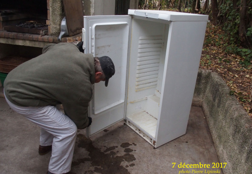 2017 12 07 CHAN-PL 5565 Courbessac  nettoyage nouveau frigo  Charly Desclos