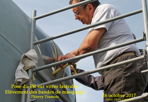 2017 10 26 CHAN-PL ATL31 4738 Pose du PR sur vitres laterales Elevement des bandes de masquage Thierry Tramois