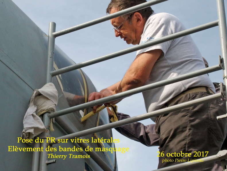 2017_10_26_CHAN-PL_ATL31_4738_Pose_du_PR_sur_vitres_laterales_Elevement_des_bandes_de_masquage_Thierry_Tramois.jpg